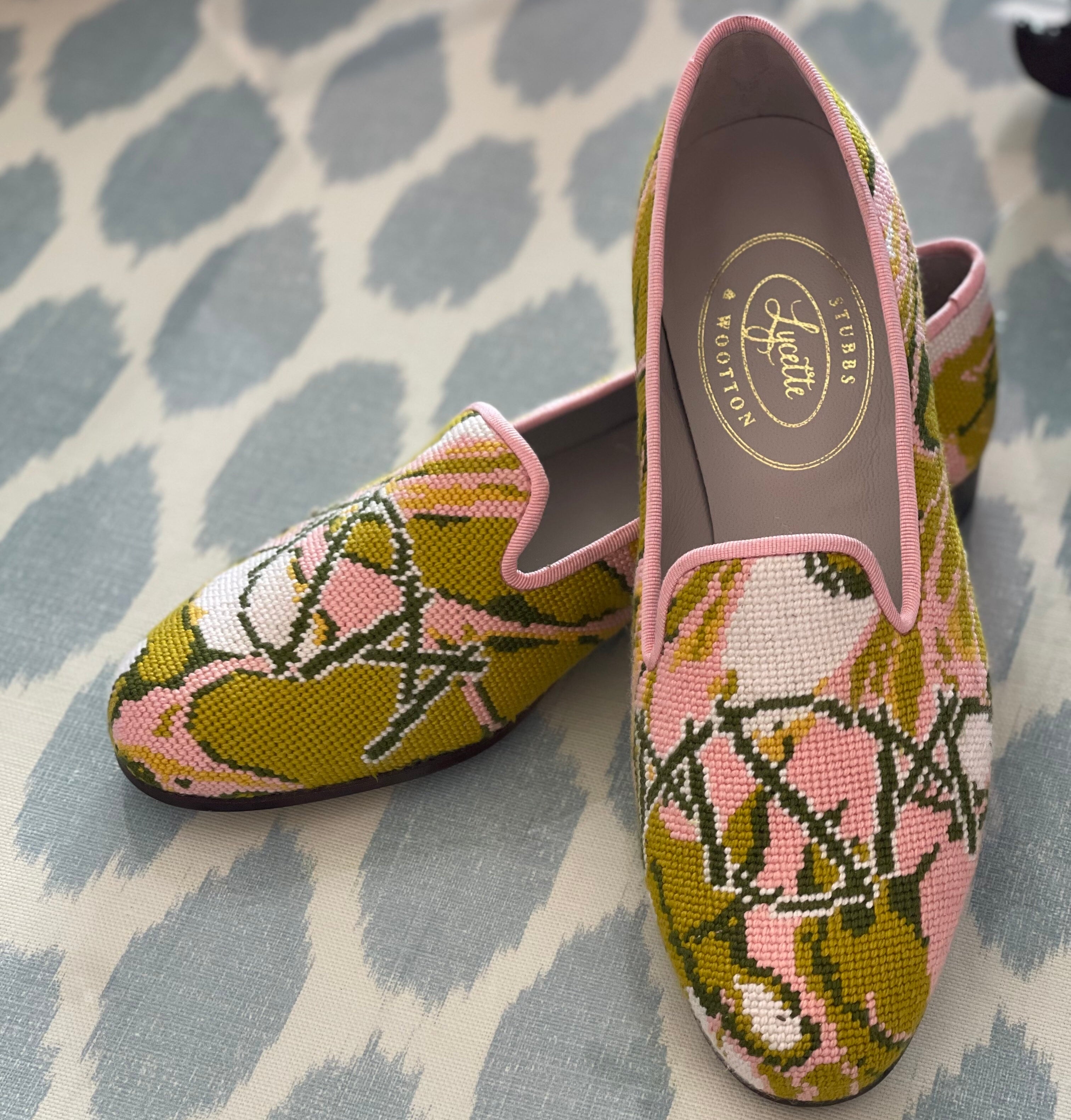 LUXURY NEEDLEPOINT FROM LONDON 刺繍 角テーブル 3404C892-4A2F-490C-A280-